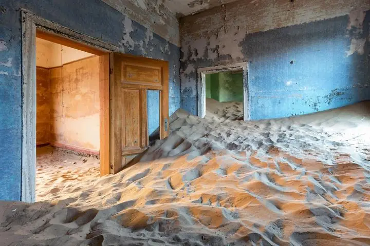 Verlassene Diamantenstadt Kolmanskuppe mit sandgefüllten Häusern in der Namib in Namibia Verlassene Diamantenstadt Kolmanskuppe mit sandgefüllten Häusern in der Namib in Namibia