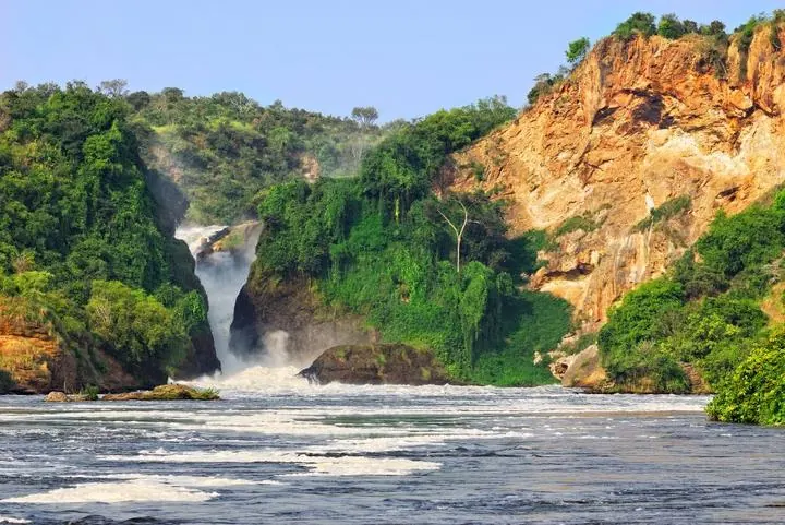 Murchison Falls in Uganda, wo sich der Nil durch eine enge Felsspalte presst