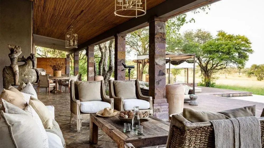 Singita Serengeti House mit Pool und Terrasse über der Savanne der Serengeti in Tansania