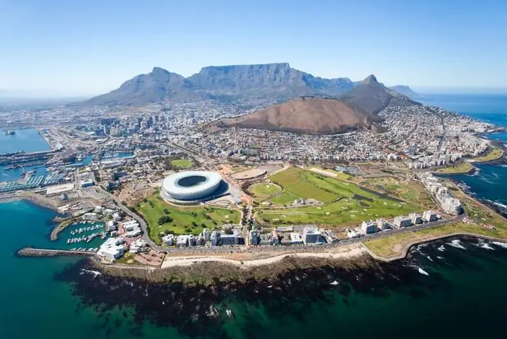 Küste und Berge bei Kapstadt in Südafrika, wo Landschaft und Atlantik unmittelbar aufeinandertreffen