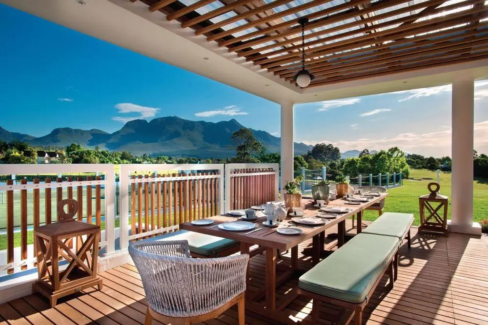 Veranda des Fancourt Resort Hotel in George mit gedecktem Tisch und Bergblick an der Garden Route, Südafrika