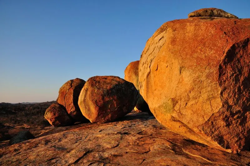 Runde Granitfelsen im Abendlicht des Matobo Nationalparks bei Bulawayo in Simbabwe