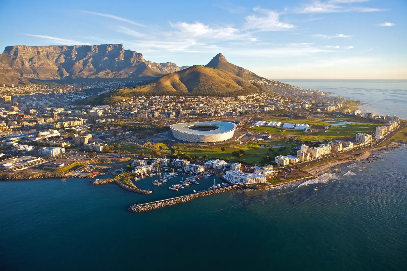 Luftbild von Kapstadt in Südafrika mit Tafelberg, Lion's Head, Green Point und der Atlantikküste im Morgenlicht