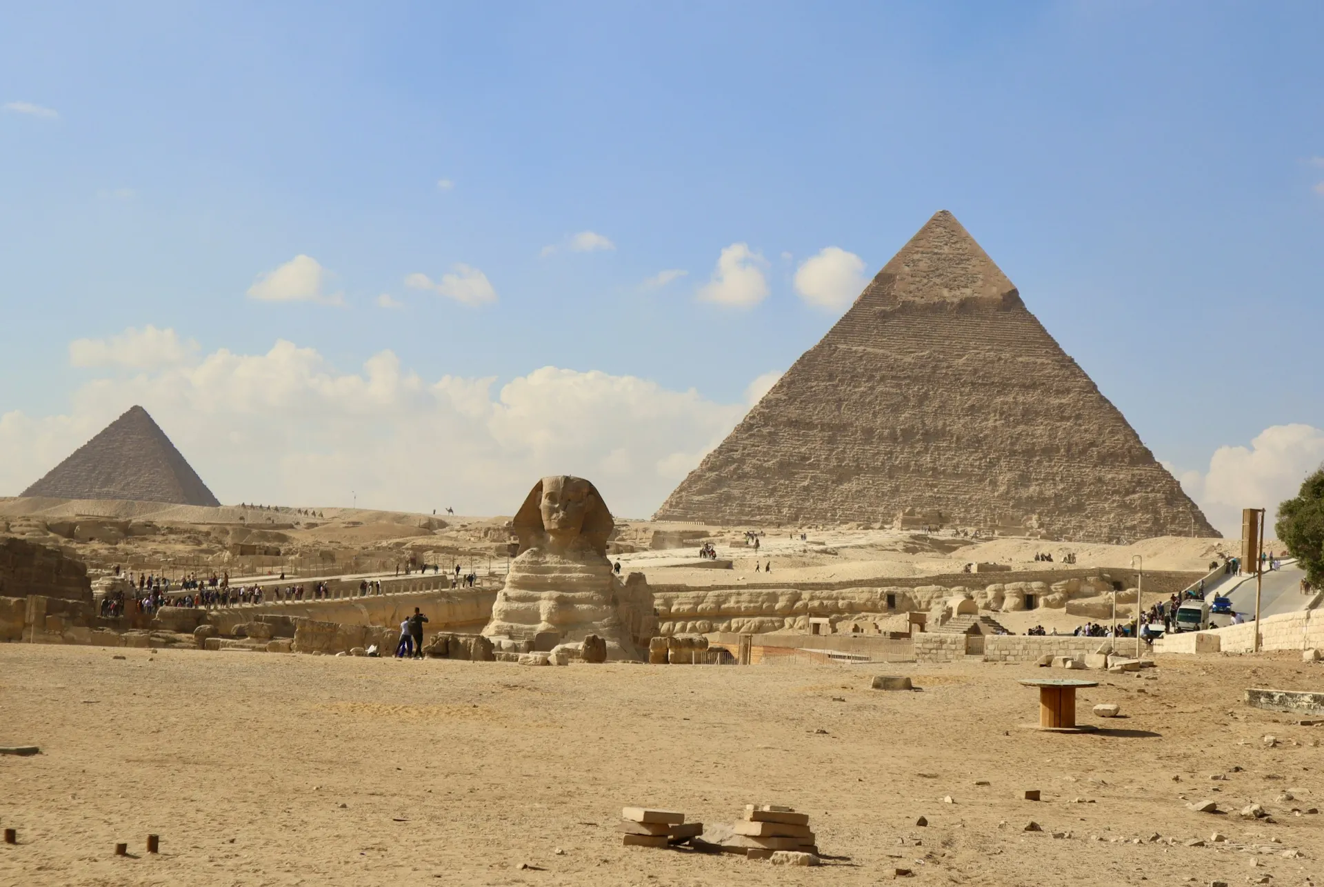 Große Sphinx vor den Pyramiden von Gizeh in der Wüste bei Kairo, Ägypten