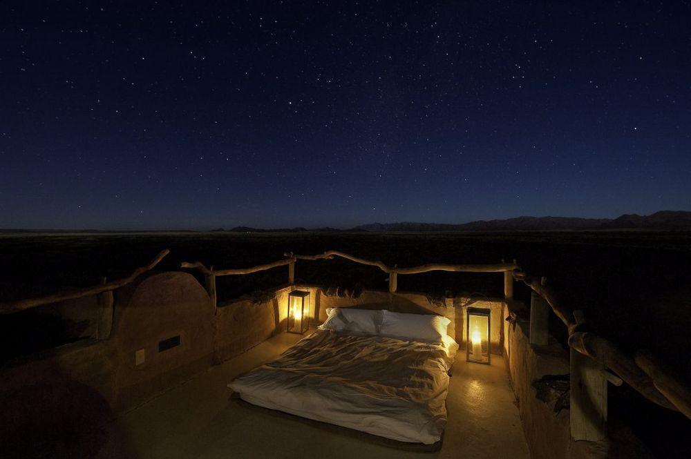 Little Kulala mit Terrasse und Blick über die Wüstenebene nahe Sossusvlei in Namibia am Nachmittag