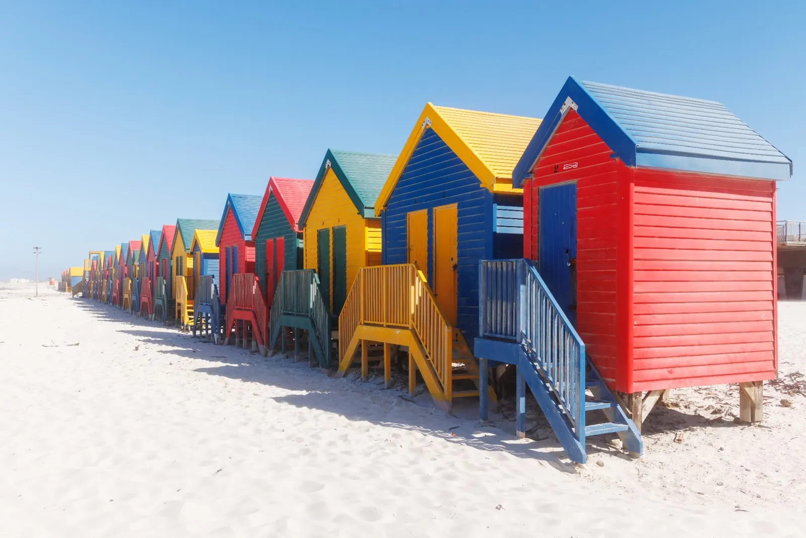 Bunte Strandhäuschen im weißen Sand von Muizenberg an der False Bay bei Kapstadt in Südafrika