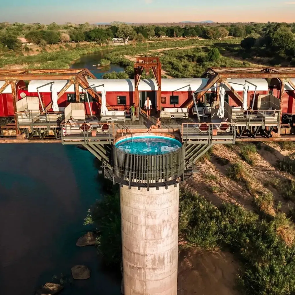 Zughotel mit Pool und Sonnendeck auf der historischen Selati-Brücke über dem Sabie River im Krüger Nationalpark, Südafrika