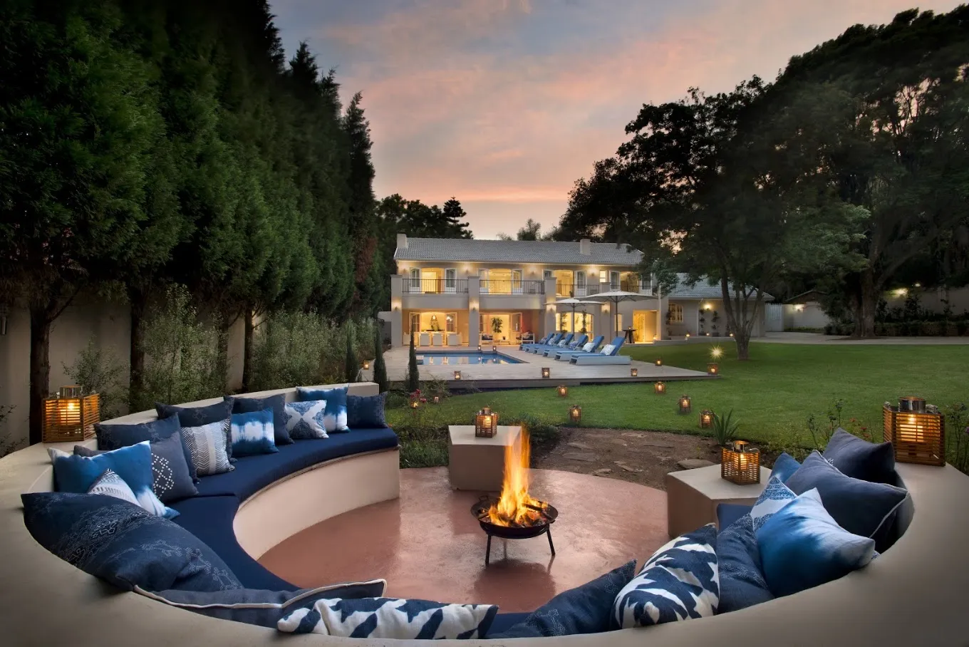 Abendliche Feuerstelle mit Loungesitzen im Garten eines Boutiquehotels in Johannesburg, Südafrika