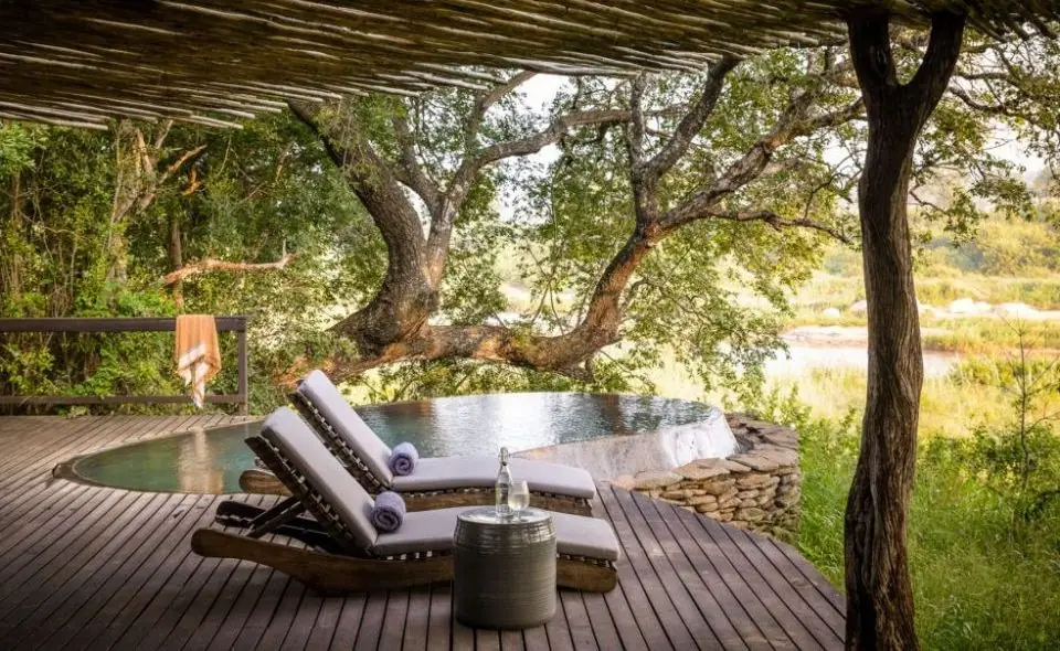 Private Pool und Liegen der Singita Boulders Lodge mit Blick auf den Sand River im Sabi Sand, Südafrika