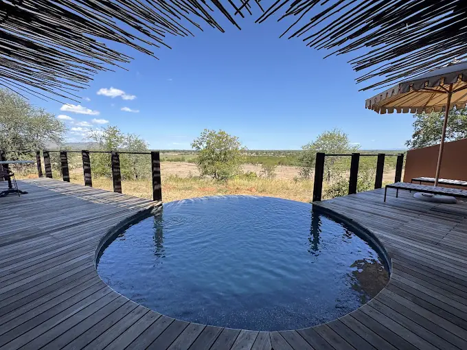 Privater Pool mit Blick auf die Savanne im Chiawa Camp am Lower Zambezi in Sambia