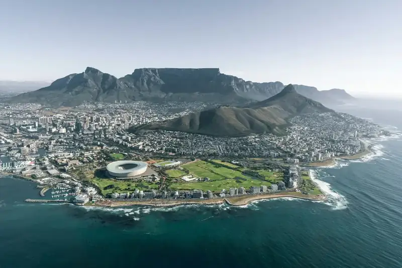 Luftbild von Kapstadt in Südafrika mit Tafelberg, Lion's Head, Green Point und der Atlantikküste im Morgenlicht