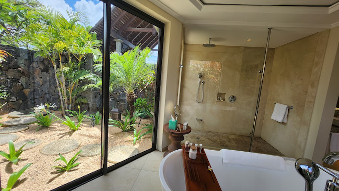 Private Villa mit eigenem Pool und tropischem Garten der Maradiva Villas an der Westküste von Mauritius