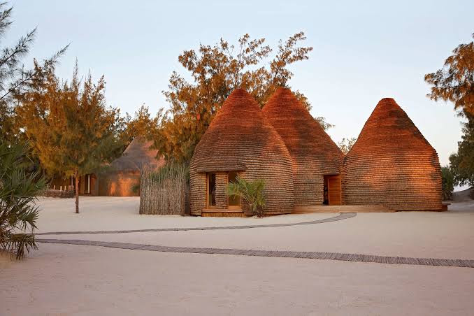 Kisawa Sanctuary mit traditionellen Strohdach-Bungalows auf Benguerra, Mosambik