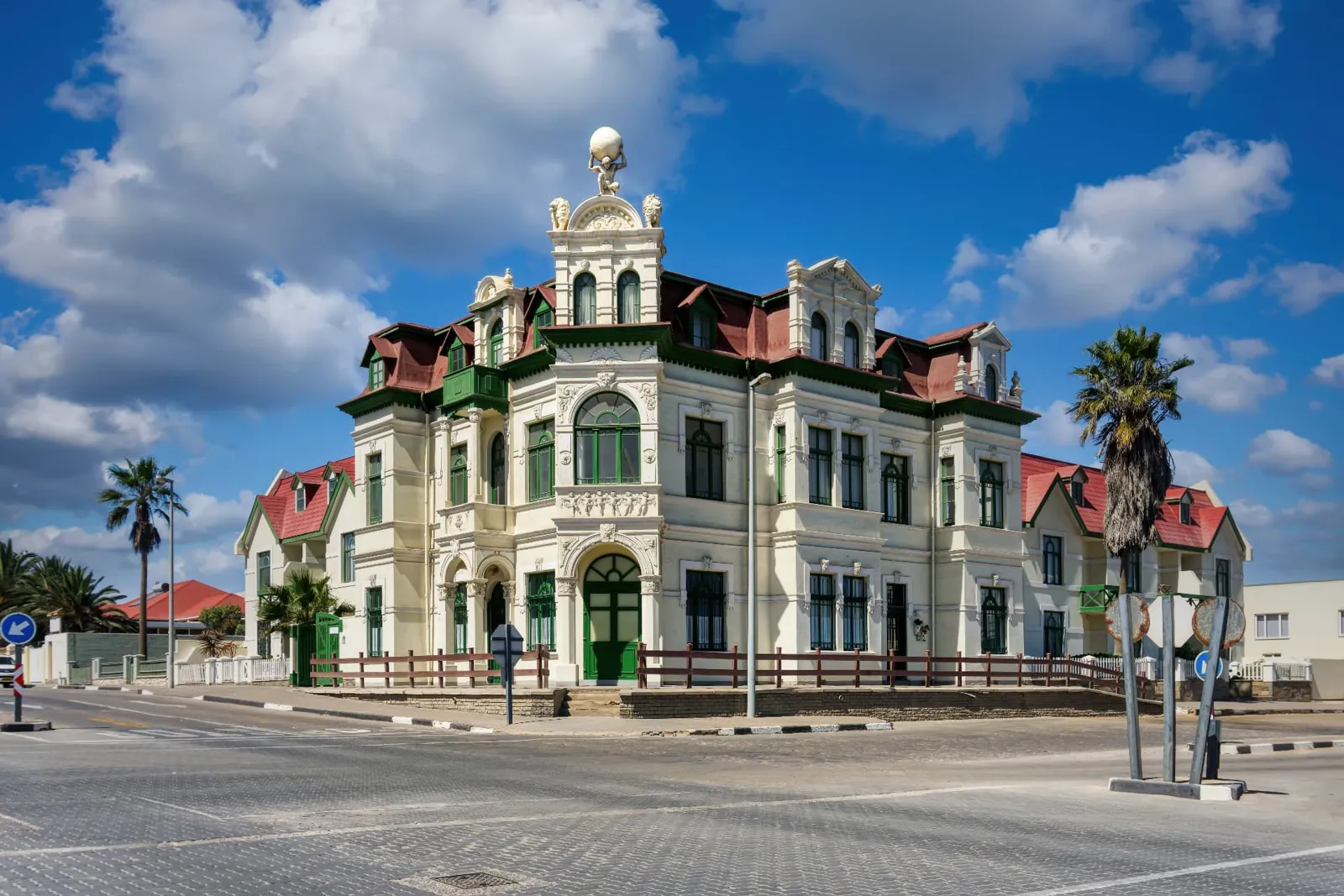 Jugendstilfassade mit Türmchen und Palmen in der Hafenstadt Swakopmund am Atlantik in Namibia