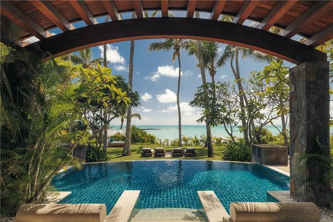 Pool-Villa des One&Only Le Saint Géran auf Mauritius mit Blick auf den Indischen Ozean und Palmen