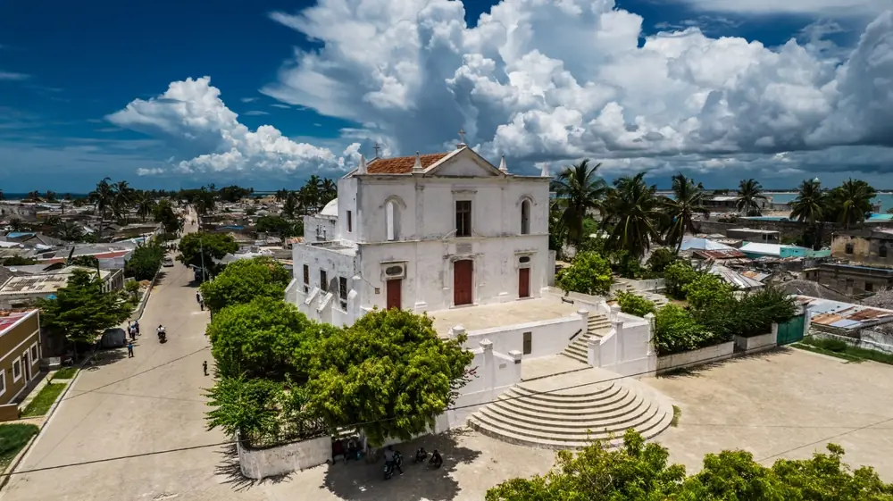 Weiße Kolonialkirche auf der UNESCO-Welterbeinsel Ilha de Moçambique in Mosambik