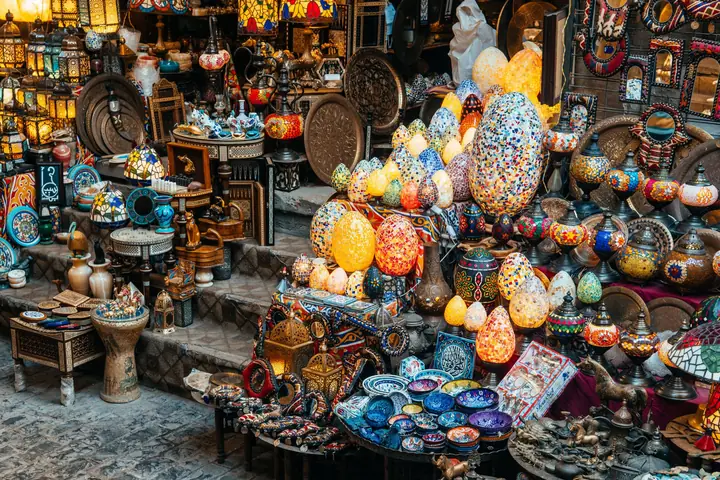 Mosaiklampen, Keramik und Kunsthandwerk im Basar Khan el-Khalili in Kairo in Ägypten