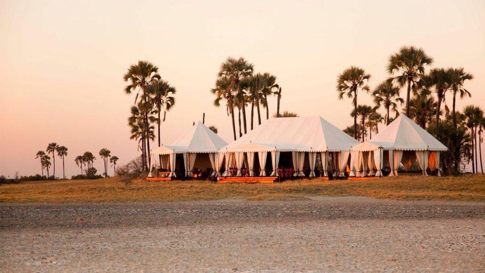 Einzelnes Zelt des San Camp in der weiten Salzpfanne der Kalahari in Botswana im späten Licht