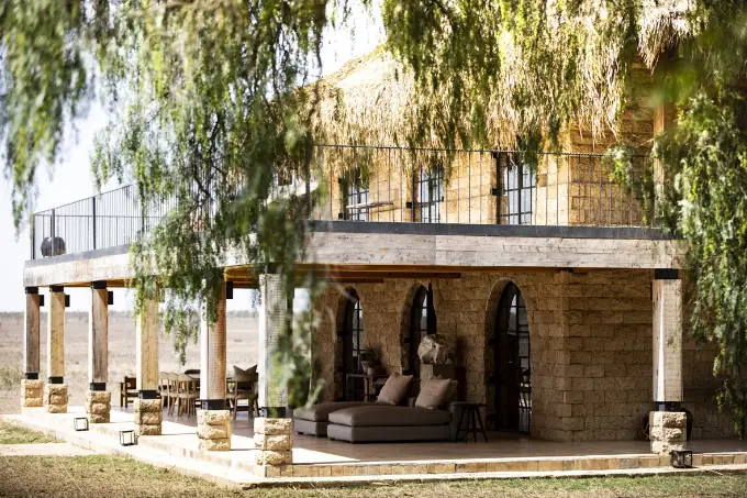 Segera Retreat in Laikipia in Kenia mit Holzarchitektur, Garten und Blick über das Hochland