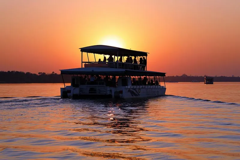 Sonnenuntergangsfahrt auf dem Sambesi bei Livingstone in Sambia mit Passagierschiff