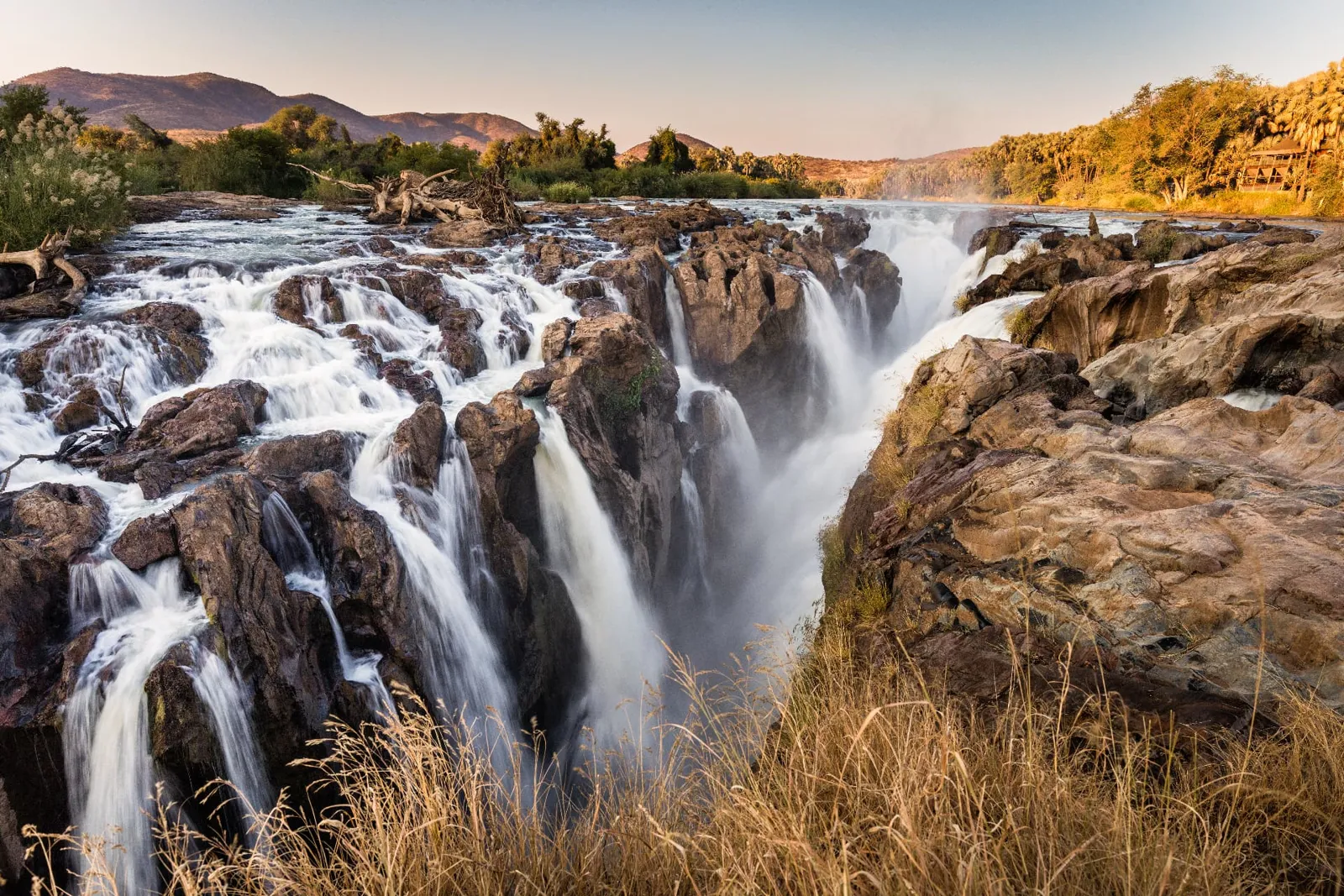 Wasserfälle des Kunene über dunklen Felsstufen im Kaokoveld an der Grenze zwischen Namibia und Angola