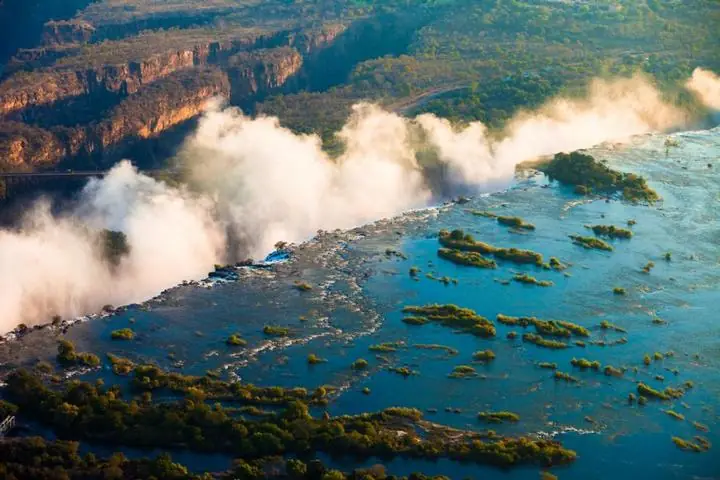 Victoriafälle mit tosender Gischt als Verlängerung einer Botswana-Reise am Sambesi Victoriafälle mit tosender Gischt als Verlängerung einer Botswana-Reise am Sambesi