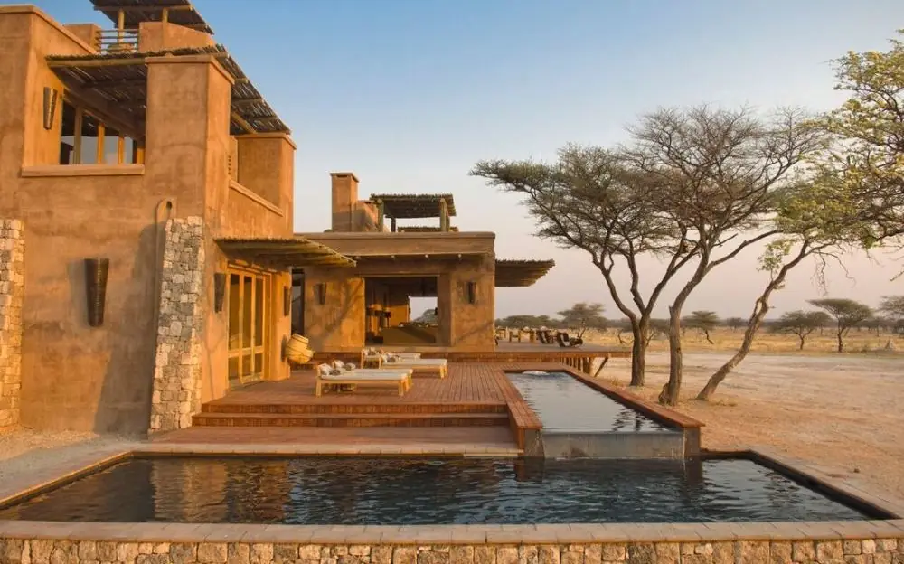Pool und Terrasse der Onguma The Fort Lodge bei Etosha in Namibia im warmen Abendlicht