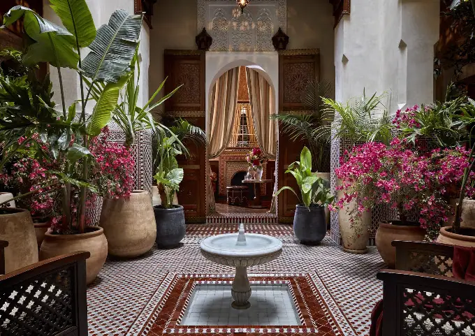 Innenhof des Royal Mansour in Marrakesch mit Brunnen, Zellige-Fliesen und üppigen Pflanzen, Marokko