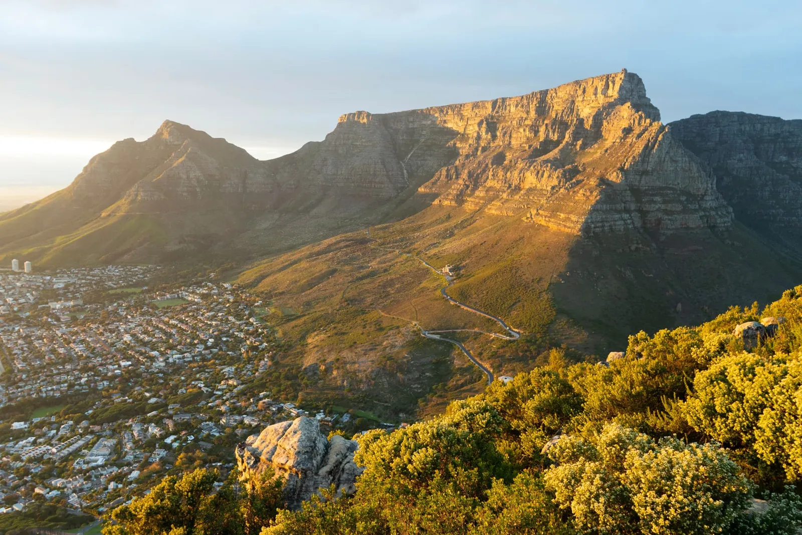 Tafelberg über Kapstadt in Südafrika im Abendlicht, Blick vom Lion's Head