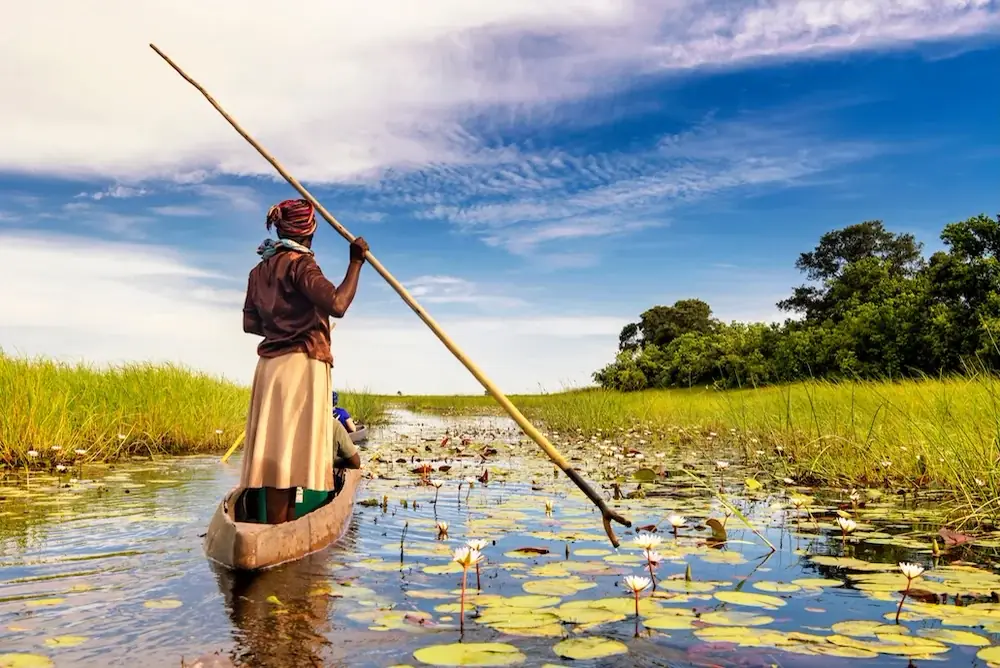 Mokoro-Fahrt mit Guide durch die Wasserwege des Okavango Delta in Botswana — Afrika mit Menschen erleben, die es kennen