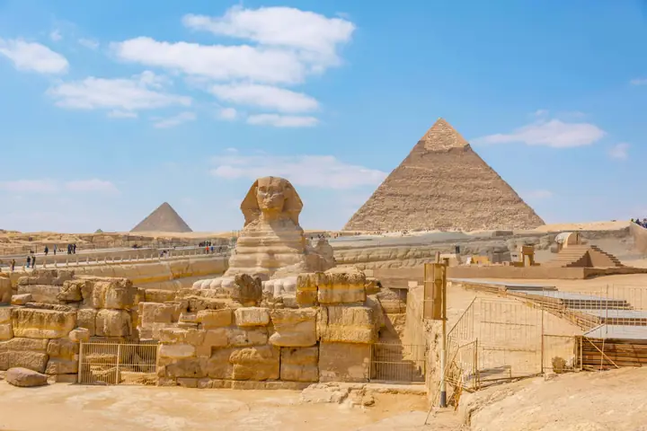 Sphinx von Gizeh vor der Chephren-Pyramide in Ägypten im ruhigen Morgenlicht