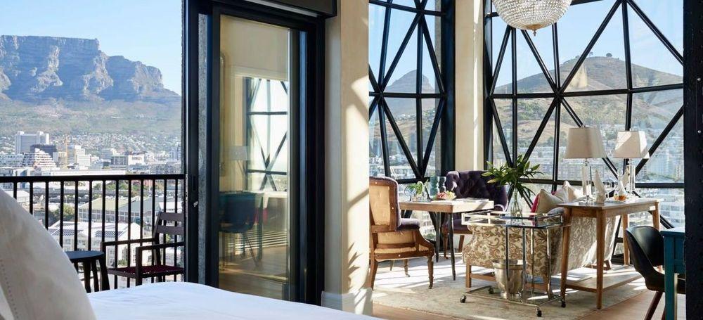 Luxuriöses Zimmer im The Silo Hotel Kapstadt mit Panoramafenstern und Blick auf den Tafelberg, Südafrika