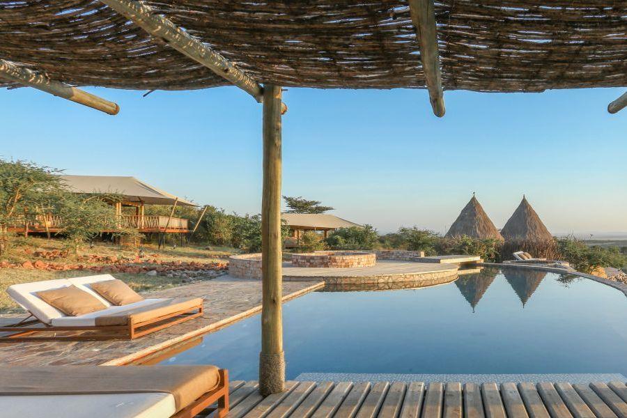 Pool und Sonnenterrasse des Mara Bushtops Camp mit Blick auf die Savanne des Masai Mara, Kenia