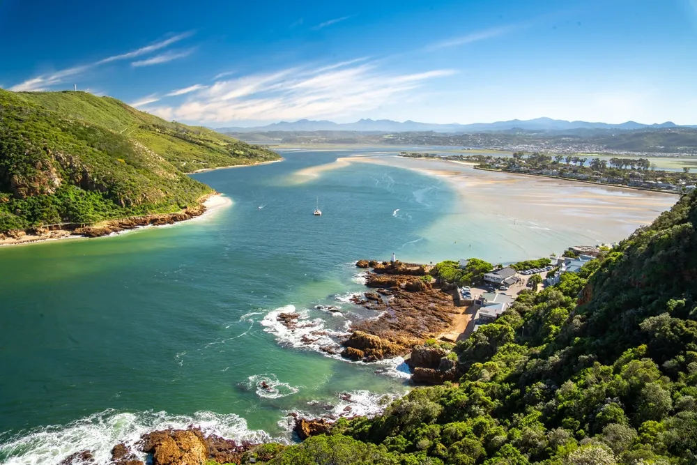 Blick über die Lagune von Knysna in Südafrika mit den Heads, türkisem Wasser und den Outeniqua-Bergen