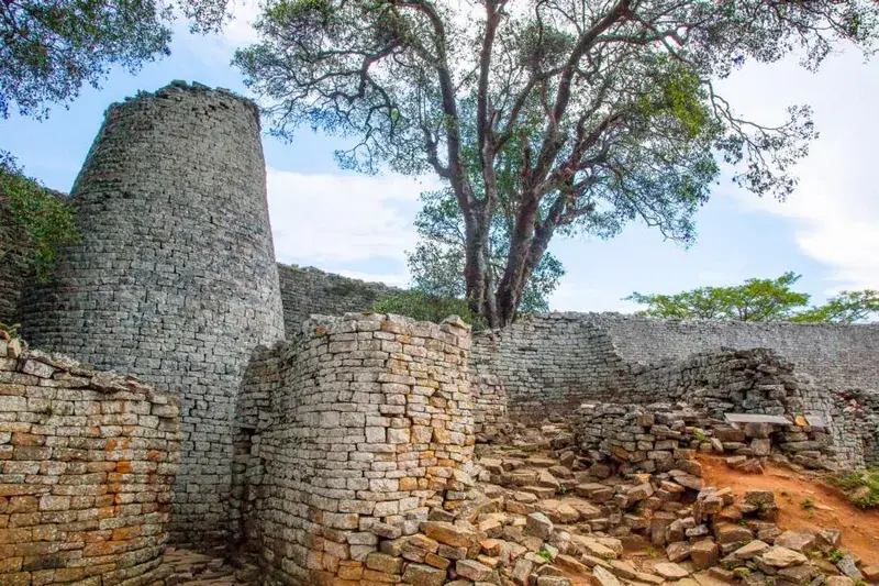 Steinmauern der UNESCO-Ruinenstadt Great Zimbabwe bei Masvingo in Simbabwe