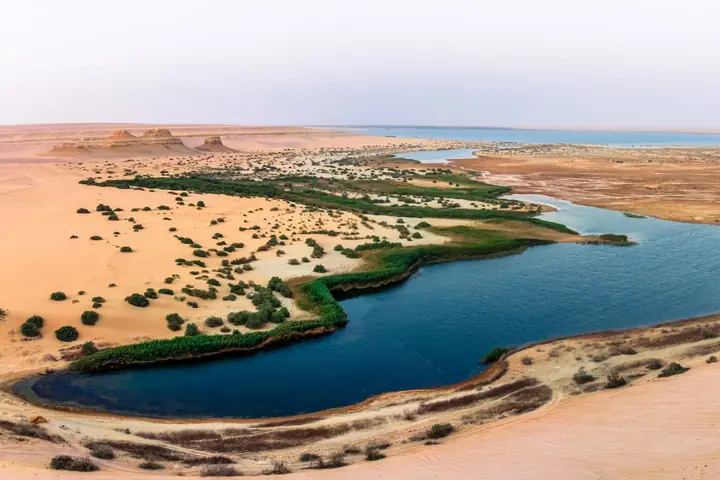 See von Fayoum in Ägypten mit türkisem Wasser zwischen Sanddünen und Wüstenbergen