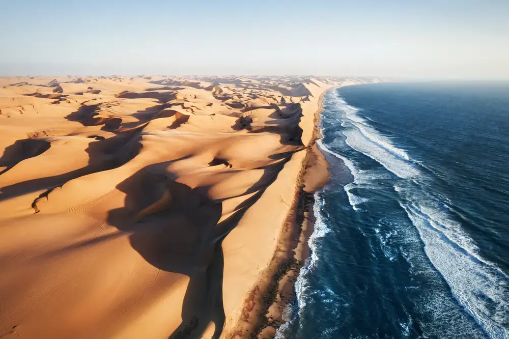 Rote Sanddünen und einsame Piste im Namib-Naukluft-Gebiet in Namibia als Etappe eines Roadtrips