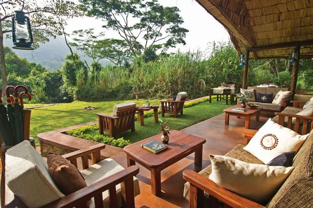 Offene Lounge des Sanctuary Gorilla Forest Camp mit Blick in den Bwindi Regenwald, Uganda