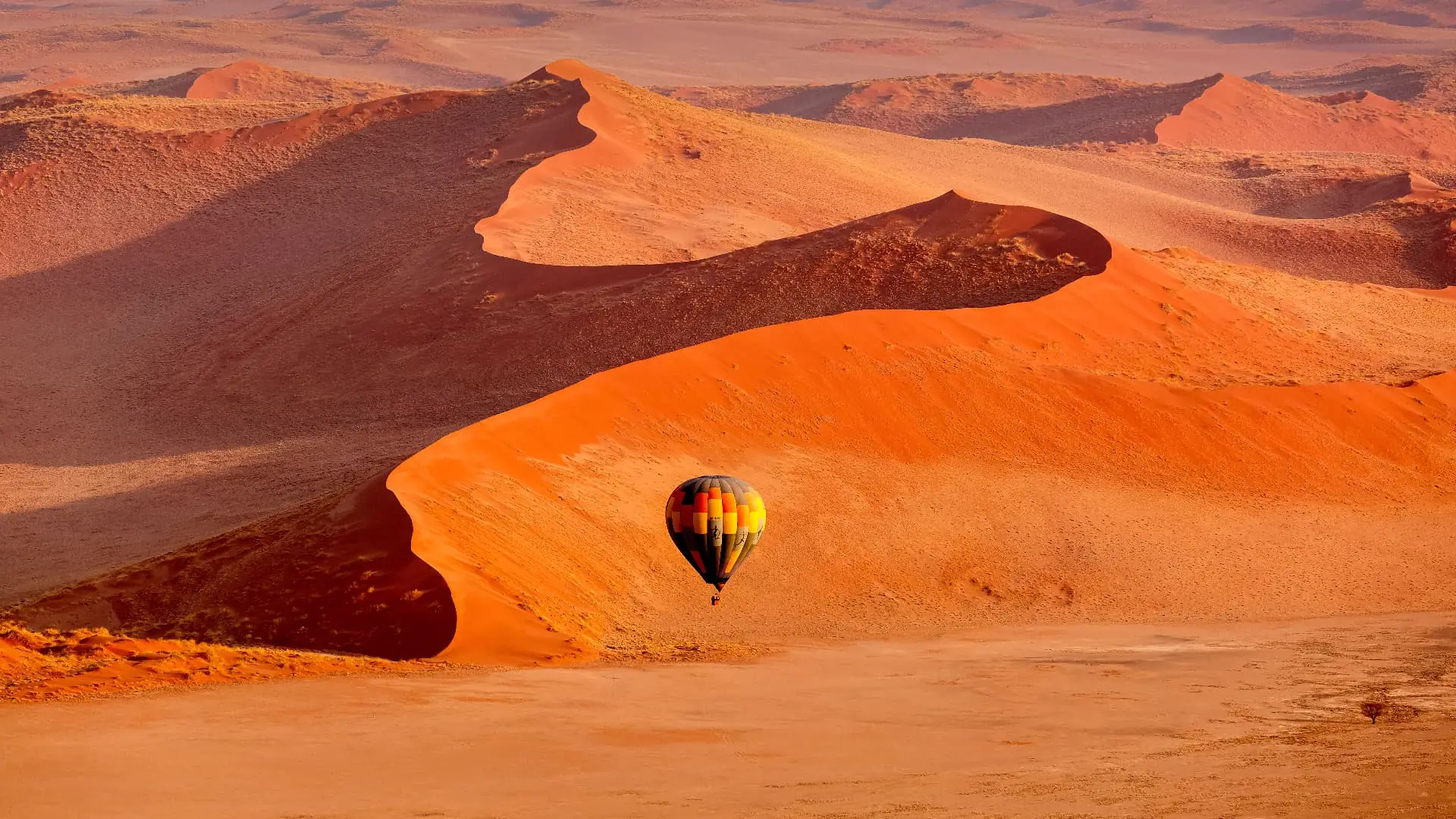 Rote Sanddünen des Sossusvlei in der Namib in Namibia im frühen Morgenlicht