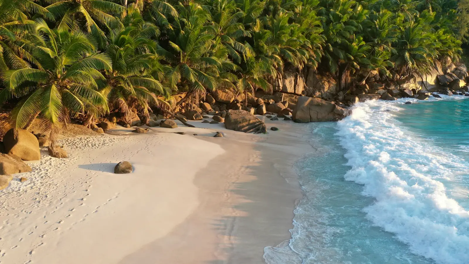 Türkisfarbenes Meer und Granitfelsen an der Küste von Mahé auf den Seychellen als Strandziel für Flitterwochen